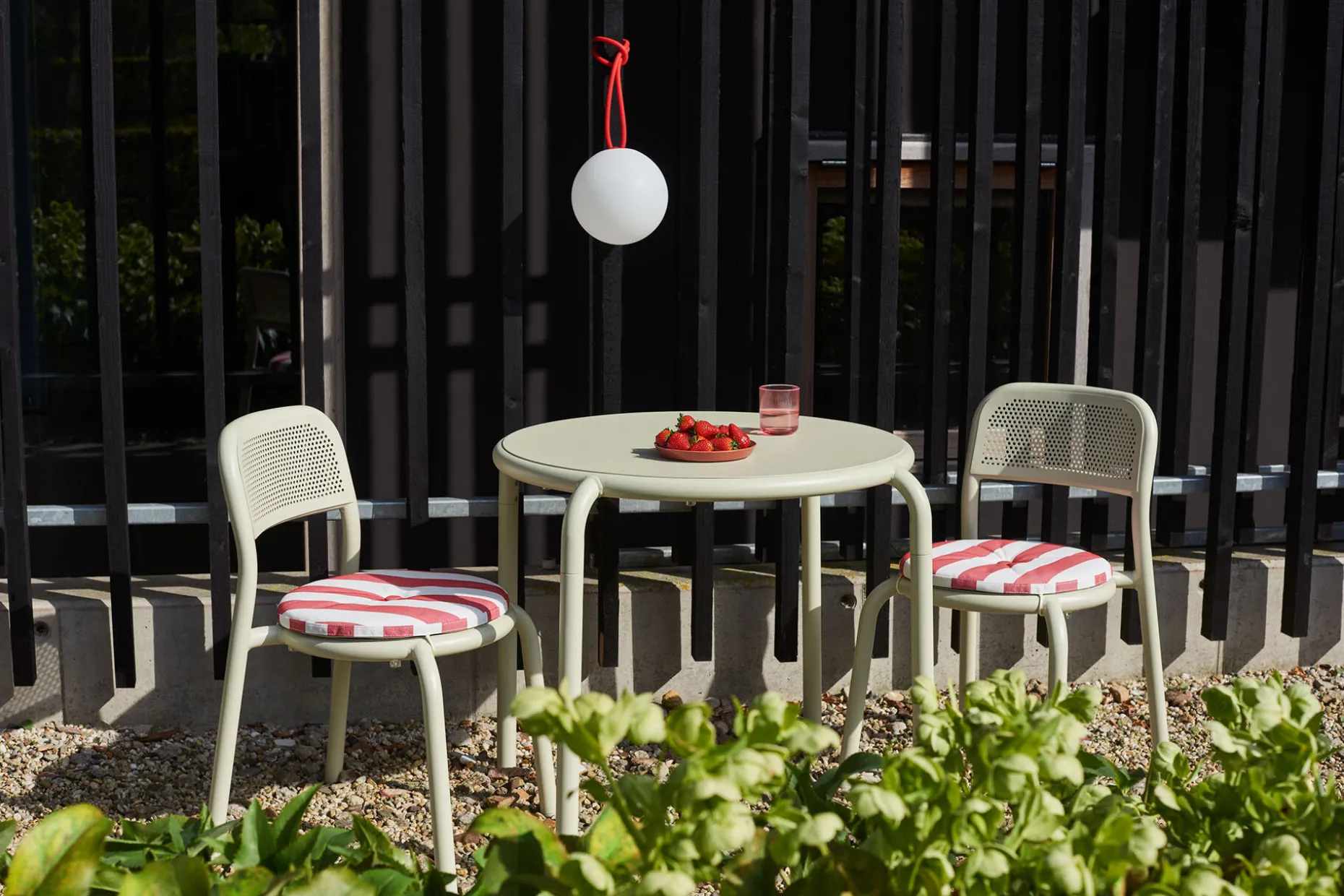 Toní Bistreau Petite table de jardin, beige, 80x80x76 cm